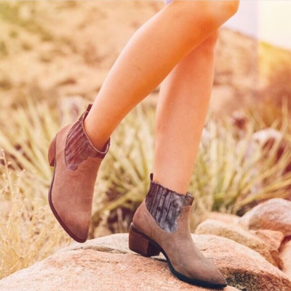 3 Boxes | Borderline Mirco Cow Suede Taupe Booties